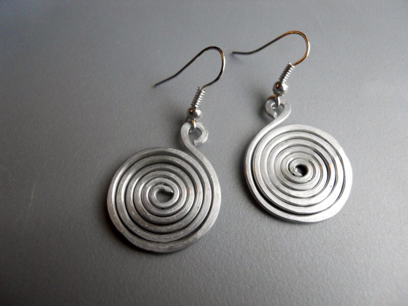 Runde Spiral-Schlange Stammes-Rollen-Wunderliche Gehämmerte Silberfarbene Aluminiumohrringe V3 Runde Spiral-Schlange Stammes-Rollen-Wunderliche Gehämmerte Silberfarbene Aluminiumohrringe V3 von belleazure