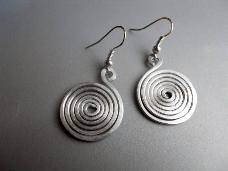 Runde Spiral-Schlange Stammes-Rollen-Wunderliche Gehämmerte Silberfarbene Aluminiumohrringe V3 Runde Spiral-Schlange Stammes-Rollen-Wunderliche Gehämmerte Silberfarbene Aluminiumohrringe V3 von belleazure