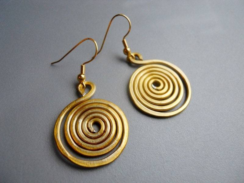 Runde Spiral-Schlange Stammes Schriftrolle Wunderliche Gehämmert Gold Ton Aluminium Ohrringe V3 Runde Spiral-Schlange Stammes Schriftrolle Wunderliche Gehämmert Gold Ton Aluminium Ohrringe V3 von belleazure