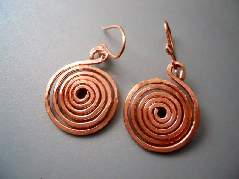 Runde Spiral-Schlange Stammes Schriftrolle Wunderliche Gehämmert Gold Ton Aluminium Ohrringe V3 Runde Spiral-Schlange Stammes Schriftrolle Wunderliche Gehämmert Gold Ton Aluminium Ohrringe V3 von belleazure