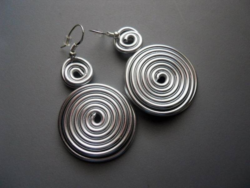 Silber Ton Metall Ultra Bold Eloxierte Aluminium Swirl Spirale Ohrringe Silber Ton Metall Ultra Bold Eloxierte Aluminium Swirl Spirale Ohrringe von belleazure