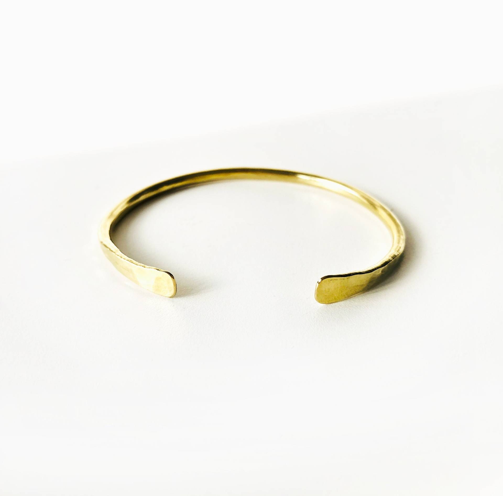 Armspange Messing - S/M/L, Feine Gehämmerte Offen, Handgemachter Armschmuck, Verstellbarer Armreif Für Sie, Alltagsschmuck Armspange Messing - S/M/L, Feine Gehämmerte Offen, Handgemachter Armschmuck, Verstellbarer Armreif Für Sie, Alltagsschmuck von bellybirdjewellery