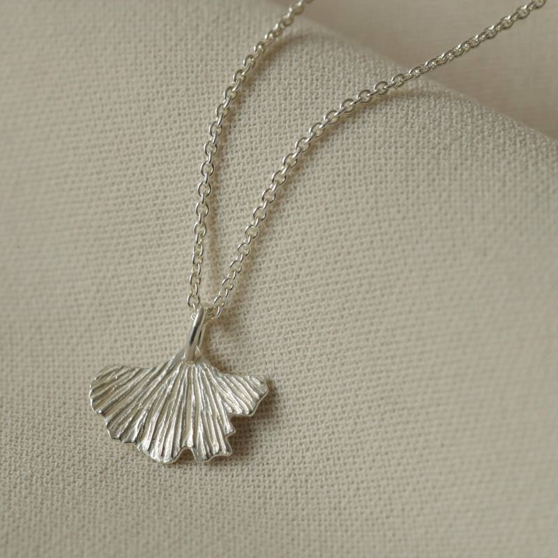Halskette - Kleiner Ginko, 925 Silber/ Silber Vergoldet, Filigraner Silberschmuck, Geschenk Für Sie, Florale Silberkette von bellybirdjewellery
