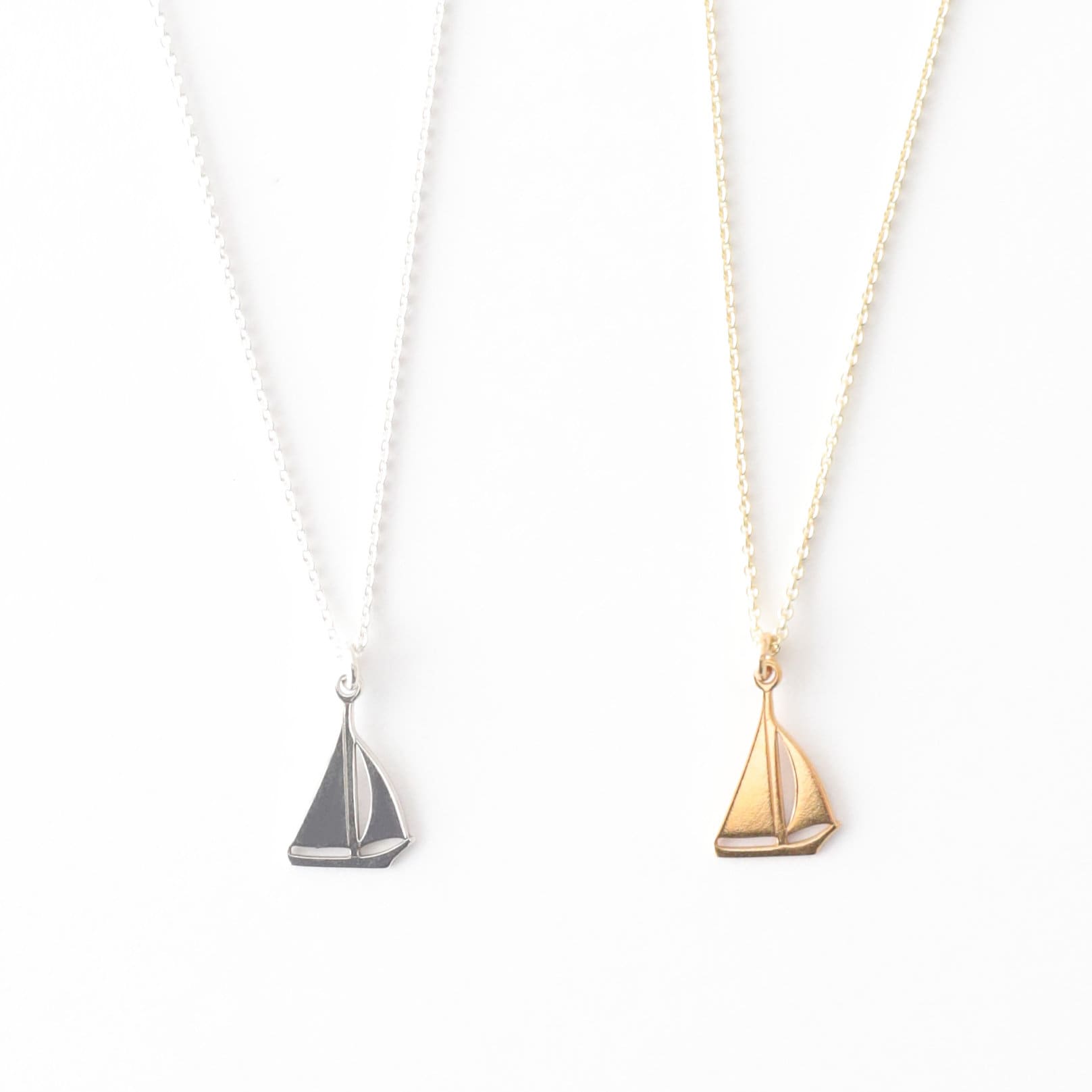 Halskette - Kleines Boot, 925 Silber, Filigrane Kette, Besondere Geschenkidee, Segelboot Anhänger, Süße Symbolkette, Glücksbringer, Glänzend Halskette - Kleines Boot, 925 Silber, Filigrane Kette, Besondere Geschenkidee, Segelboot Anhänger, Süße Symbolkette, Glücksbringer, Glänzend von bellybirdjewellery