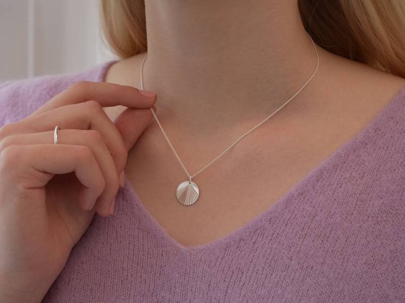 Kette - Sonnenstrahlen Plättchen, 925 Silber, Schimmernde Halskette, Besondere Geschenkidee, Goldenes Plättchen Anhänger, Sonnen Design von bellybirdjewellery