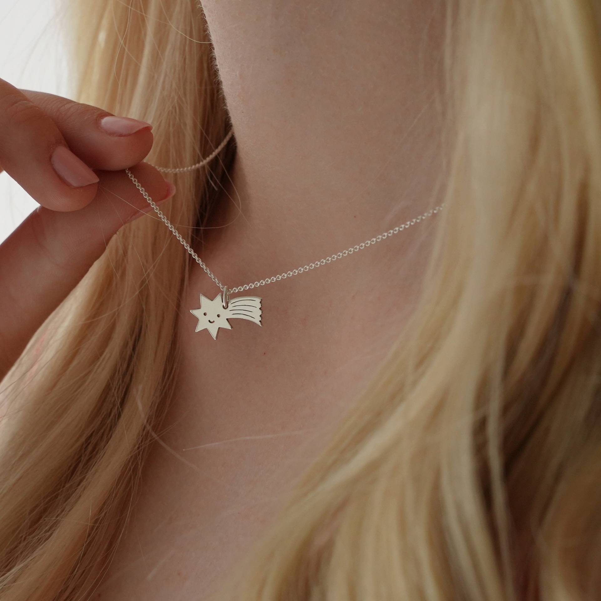 Kinderkette Kleine Sternschnuppe, Silber, Filigrane Kette, Besonderes Taufgeschenk, Zarte Silberkette, Süßer Kinderschmuck, Himmelskörper Kinderkette Kleine Sternschnuppe, Silber, Filigrane Kette, Besonderes Taufgeschenk, Zarte Silberkette, Süßer Kinderschmuck, Himmelskörper von bellybirdjewellery