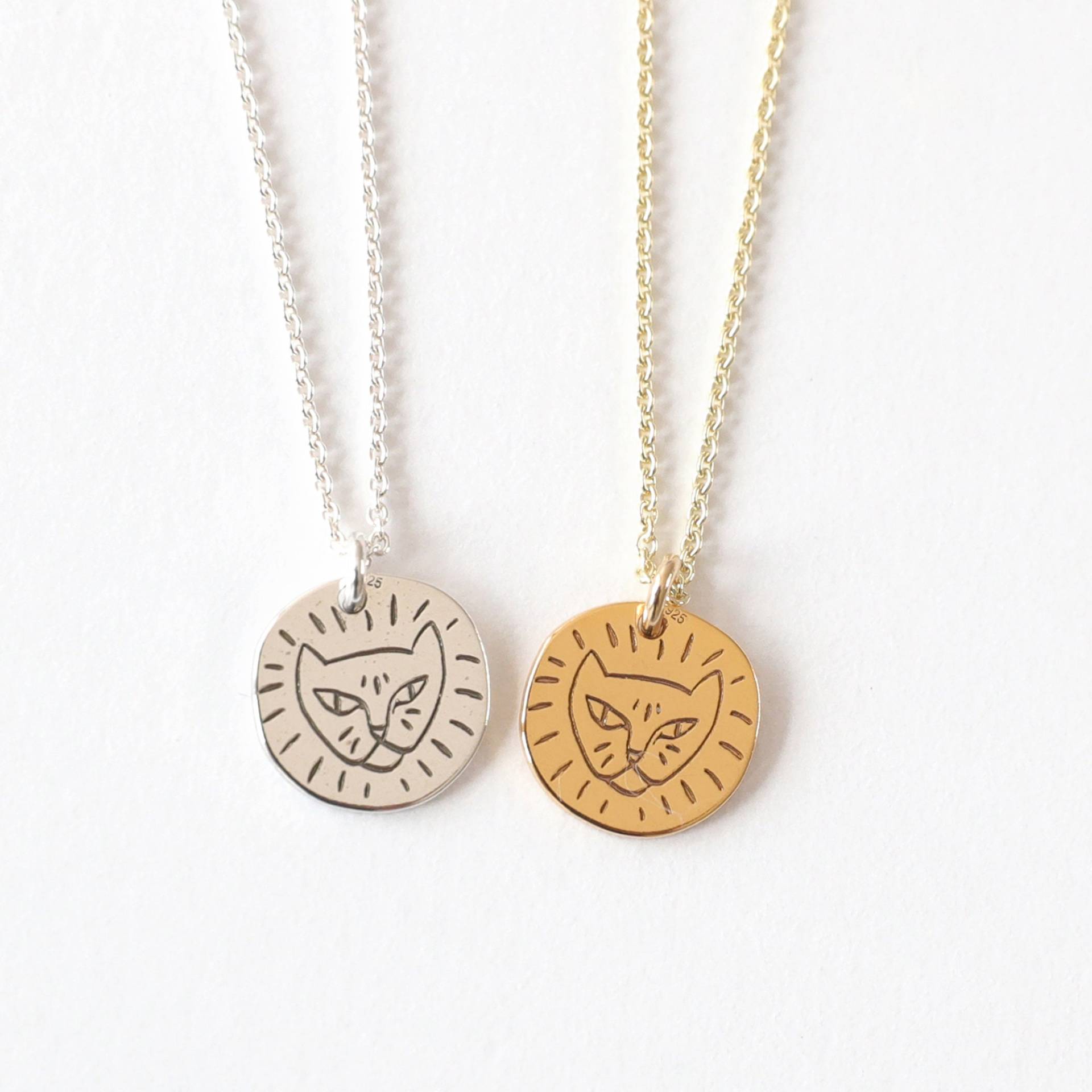 Kinderkette Kleiner Löwe, Silber, Filigrane Kette, Besonderes Taufgeschenk, Personalisierte Silberkette, Süßer Kinderschmuck, Tieranhänger Kinderkette Kleiner Löwe, Silber, Filigrane Kette, Besonderes Taufgeschenk, Personalisierte Silberkette, Süßer Kinderschmuck, Tieranhänger von bellybirdjewellery