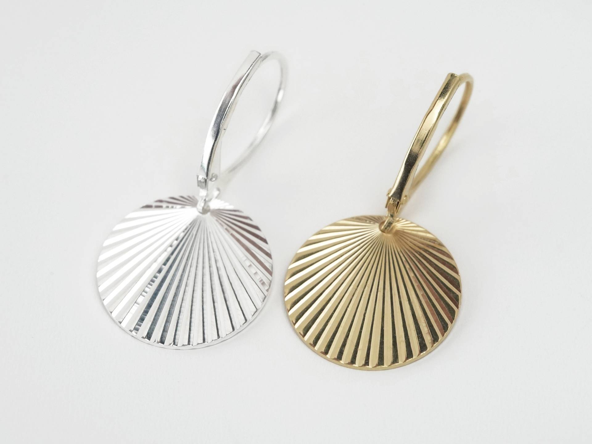 Ohrringe - Sonnenstrahlen Plättchen, 925 Silber/ Vergoldet, Schimmernde Ohrringe, Besondere Geschenkidee, Goldene Scheiben, Kreisdesign Ohrringe - Sonnenstrahlen Plättchen, 925 Silber/ Vergoldet, Schimmernde Ohrringe, Besondere Geschenkidee, Goldene Scheiben, Kreisdesign von bellybirdjewellery