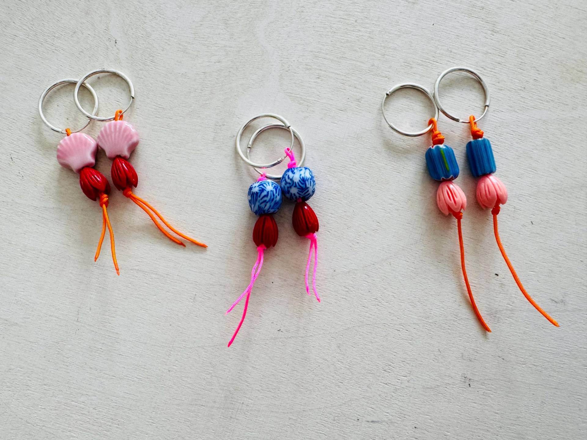 Reserviert Creolen - 925 Silber Mit Bunten Perlen Und Einer Kleinen Blüte Reserviert Creolen - 925 Silber Mit Bunten Perlen Und Einer Kleinen Blüte von bellybirdjewellery