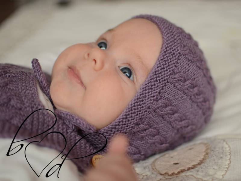 Handgestrickte Merino Wolle Baby Mütze - Lila Zopfmuster von belovedLT