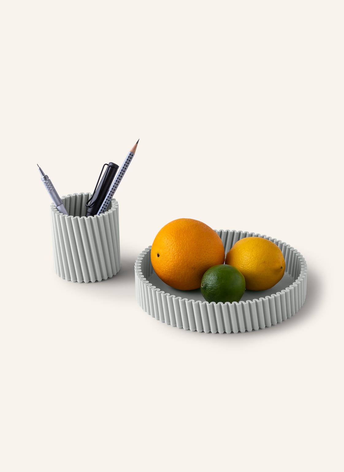 Bfriends Bene Set Bfriends: Tablett Und Stiftehalter grau Bfriends Bene Set Bfriends: Tablett Und Stiftehalter grau von bFRIENDS bene