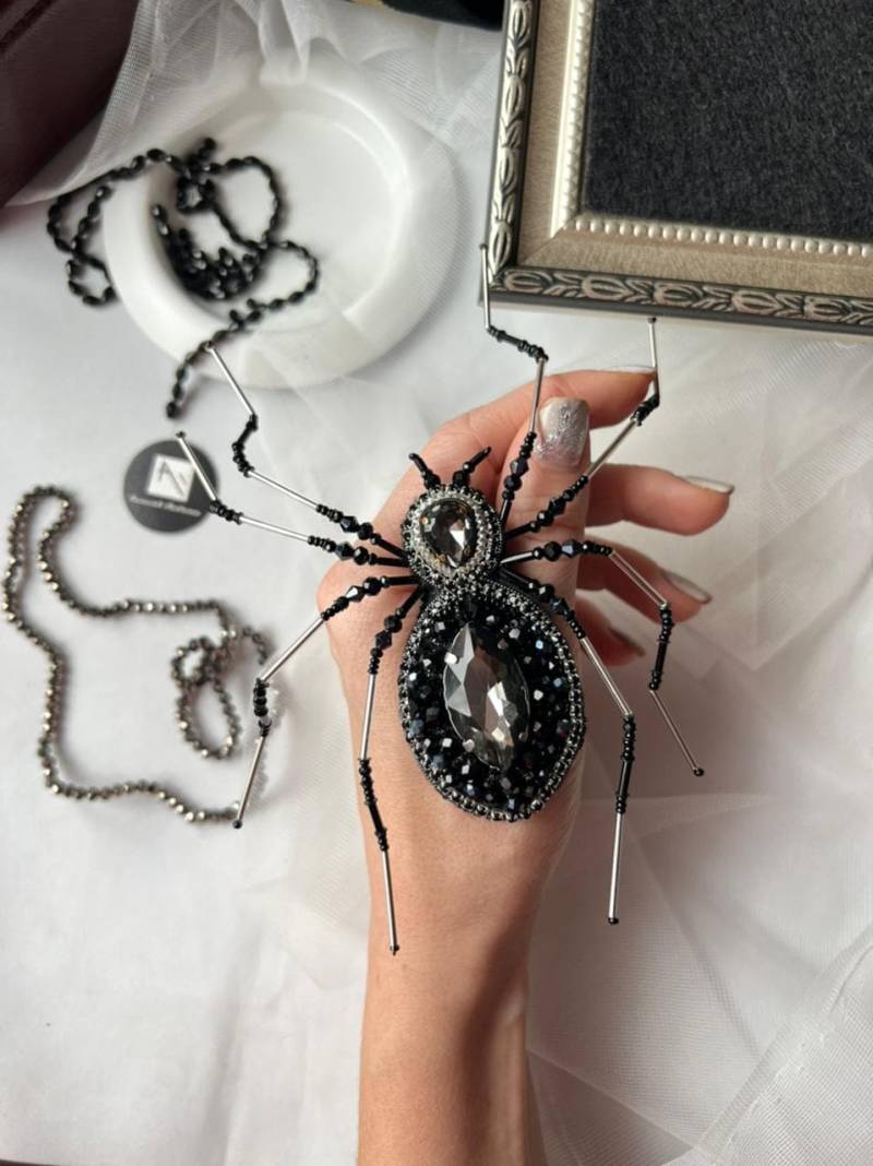 Gothic Spinne Brosche - Handgemachte Gestickte Schwarze Kristall Perlen Anstecknadel, Insekten Welt Geschenk, Einzigartiges Tier Accessoire Gothic Spinne Brosche - Handgemachte Gestickte Schwarze Kristall Perlen Anstecknadel, Insekten Welt Geschenk, Einzigartiges Tier Accessoire von beretkah
