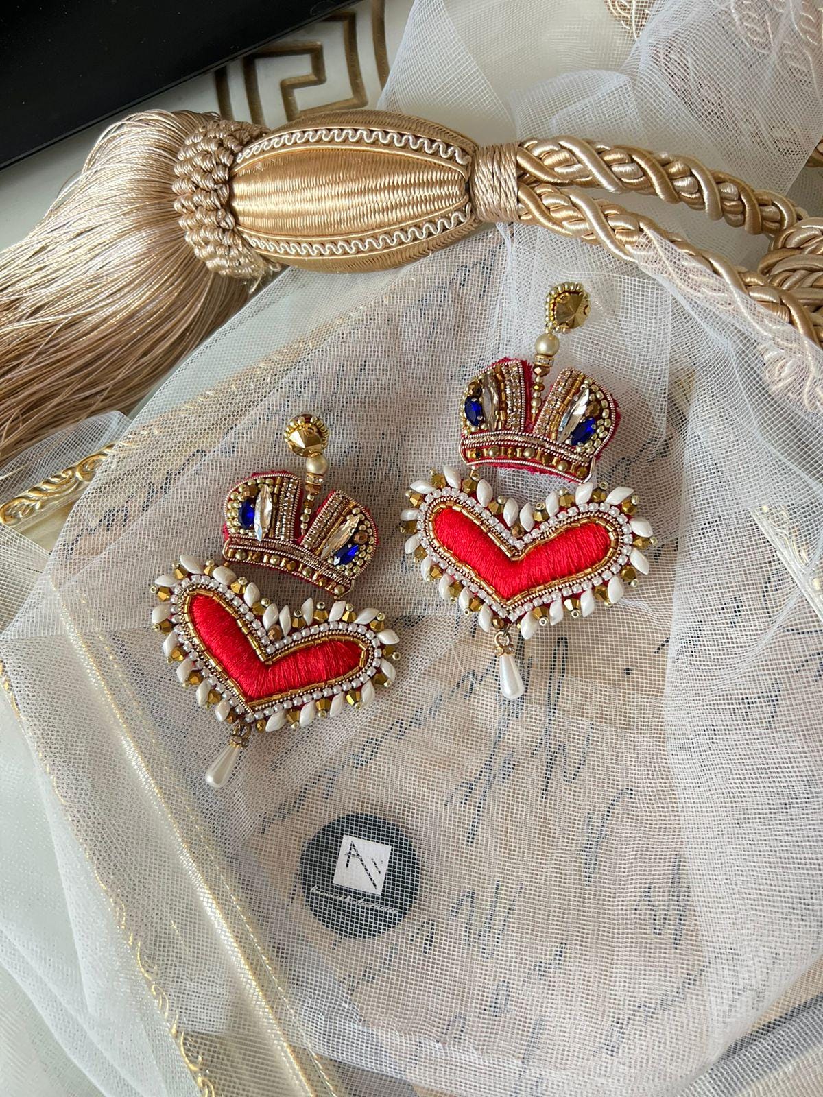 Handgefertigte Perlen Krone Und Herz Ohrringe, Rot Gold Statement Königlicher Schmuck, Einzigartige Boho Großbritannien Inspiriert Handgefertigte Perlen Krone Und Herz Ohrringe, Rot Gold Statement Königlicher Schmuck, Einzigartige Boho Großbritannien Inspiriert von beretkah
