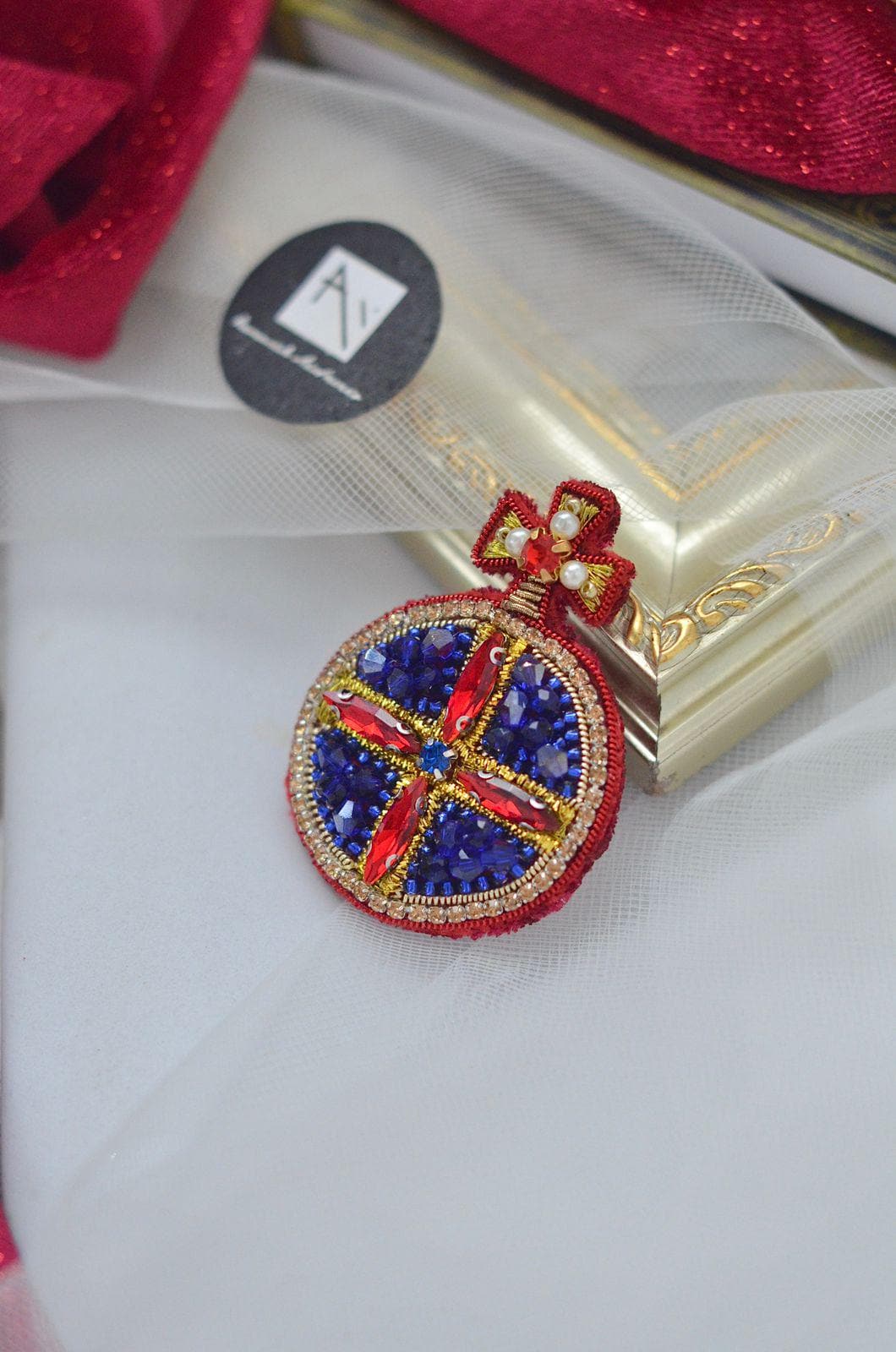 Rot-Blaue Perlenbrosche Mit Schleife - Handbestickte Kristallnadel Eleganter Statement-Schmuck Für Damen in Union Jack-Farben von beretkah