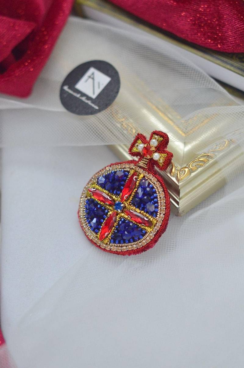 Rot-Blaue Perlenbrosche Mit Schleife - Handbestickte Kristallnadel Eleganter Statement-Schmuck Für Damen in Union Jack-Farben von beretkah