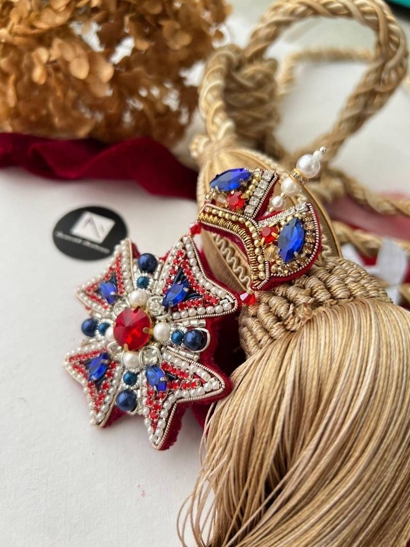 Royal Crown Star Brosche - Handgefertigtes Gesticktes Perlenkreuz Im British Heritage-Stil, Von Union Jack Inspiriertes Accessoire, Geschenk von beretkah