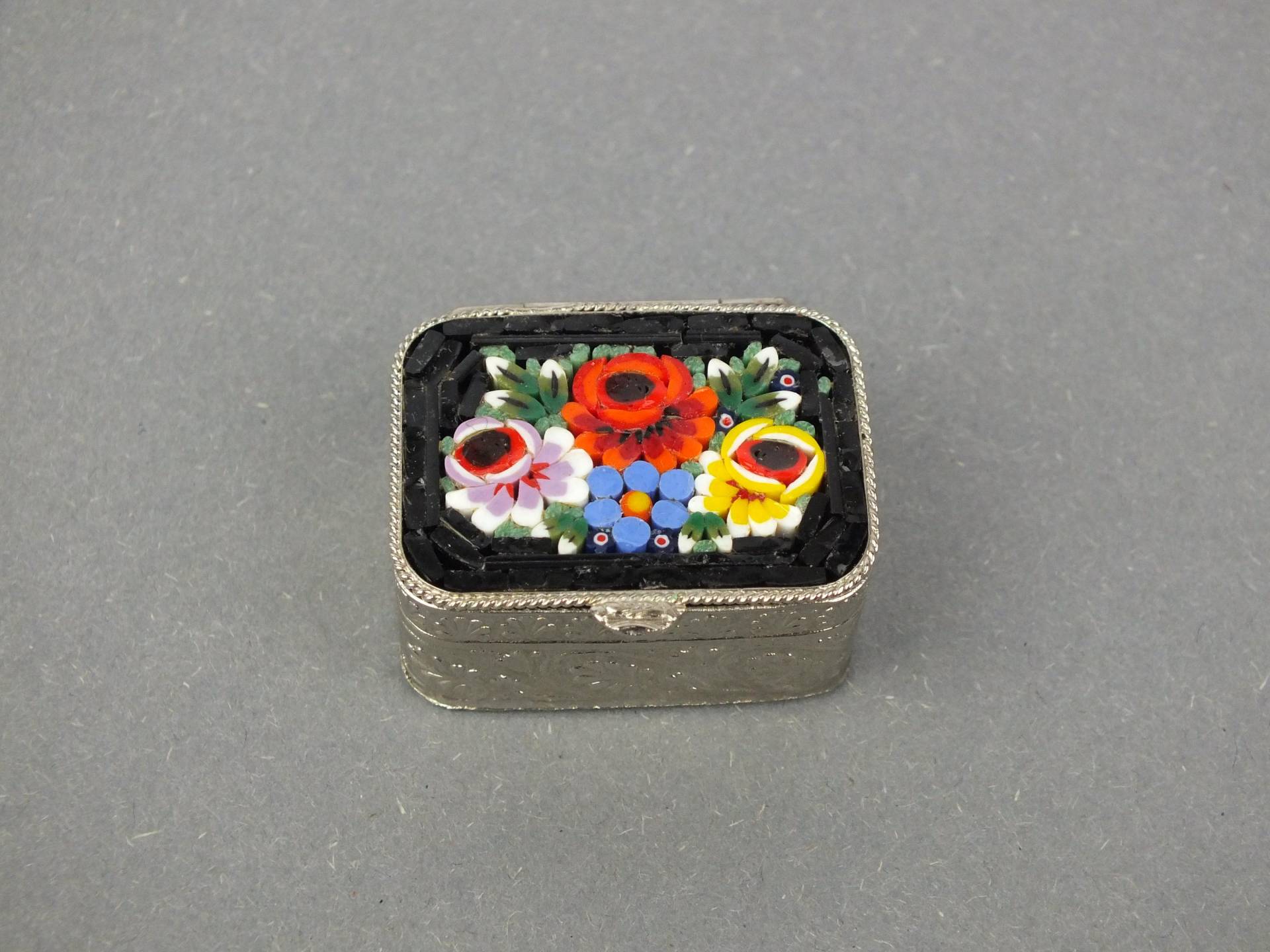 Kleine Vintage Mille Fiori Murano Pillendose Silbernes Metall, Mini Schmuckdose, Bunte Deckel Dose Mit Bunten Blumen von berlinvintageshop