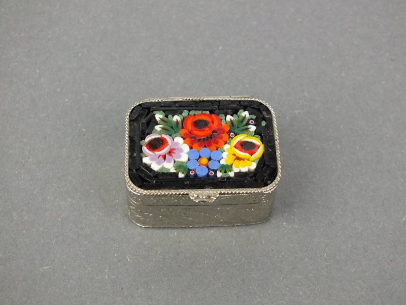 Kleine Vintage Mille Fiori Murano Pillendose Silbernes Metall, Mini Schmuckdose, Bunte Deckel Dose Mit Bunten Blumen von berlinvintageshop