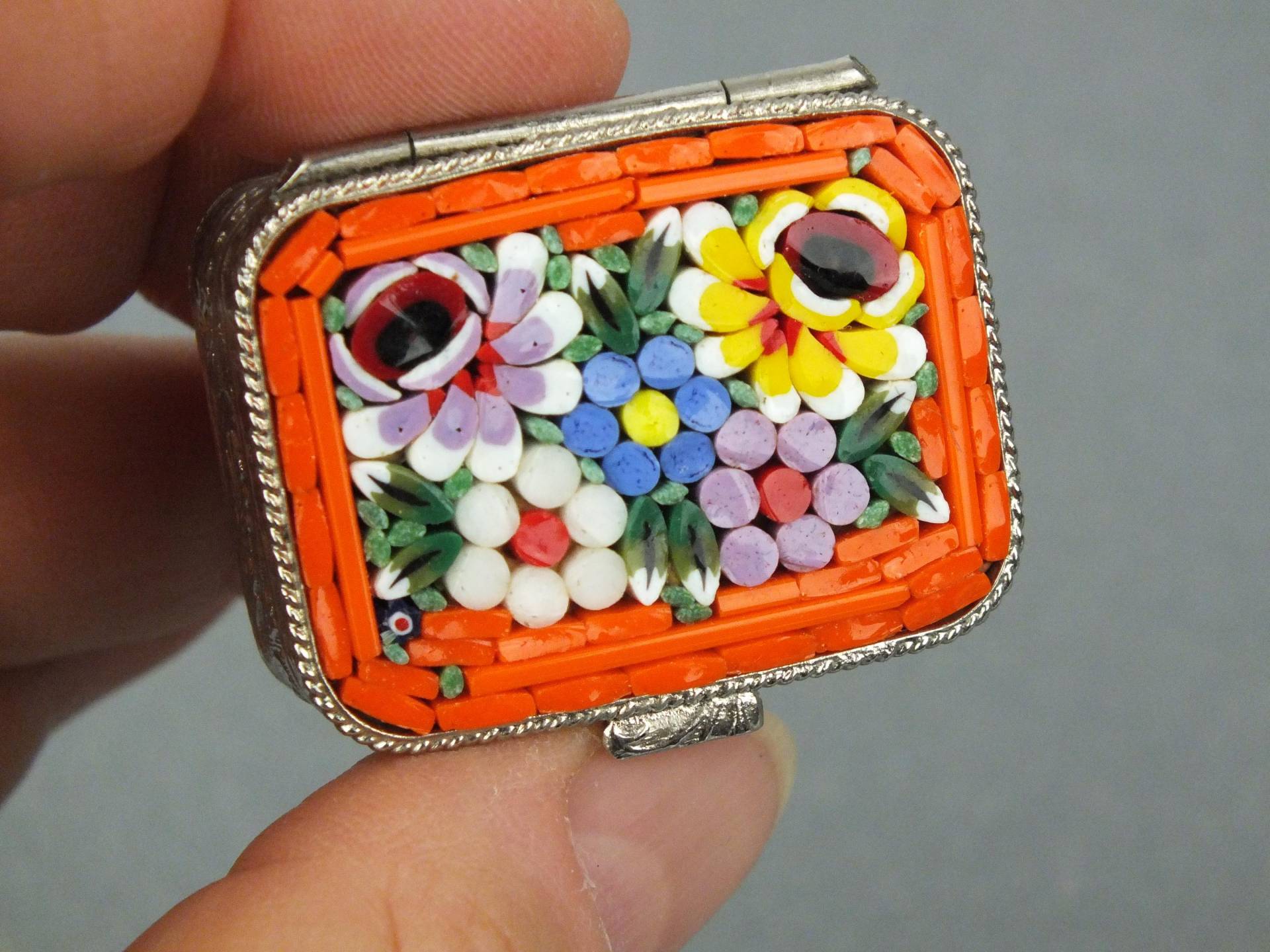 Kleine Vintage Mille Fiori Murano Pillendose Silbernes Metall, Mini Schmuckdose, Bunte Deckel Dose Mit Bunten Blumen von berlinvintageshop