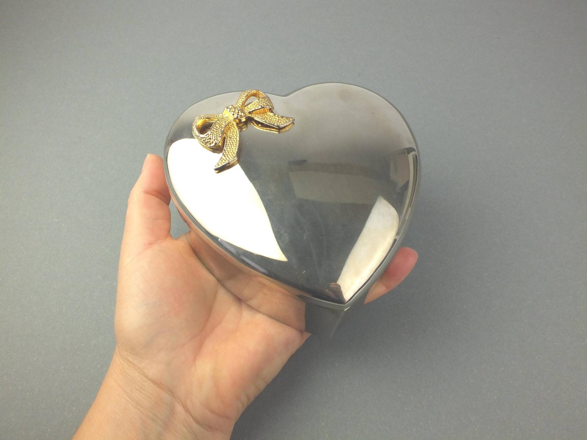 Vintage Herz Schmuckschatulle Mit Goldener Schleife, Massive Deckel Schmuckdose Für Schmuck, Geschenk Verpackung, Schmuckkästchen Frauen von berlinvintageshop