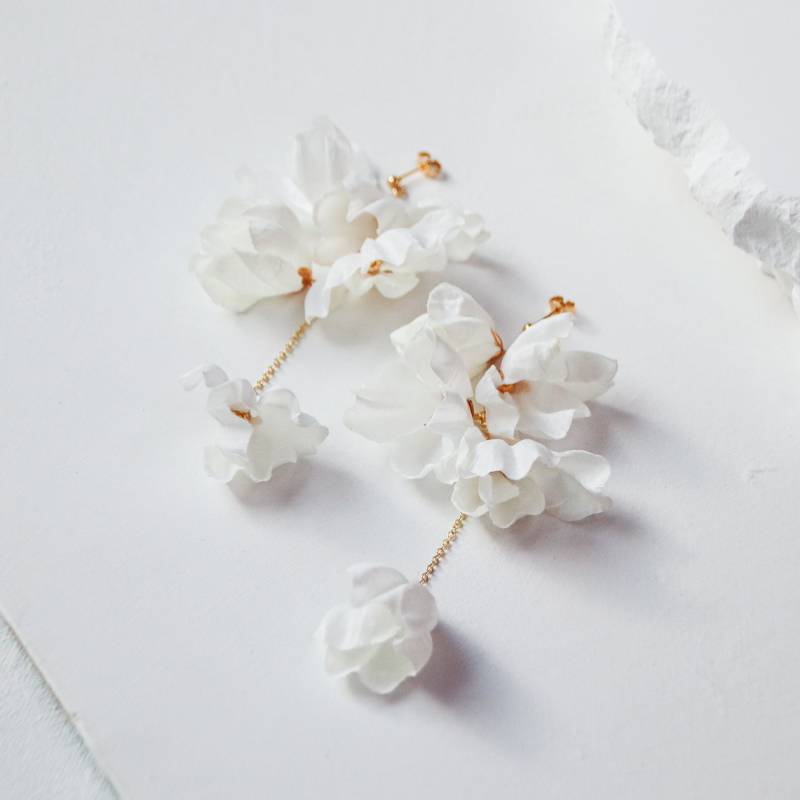 Aquarell Blumen Ohrringe | Zarte Ohrhänger Mit Blüten in Elfenbeinfarben, Rosa Und Taubenblau von bespokebridalshop
