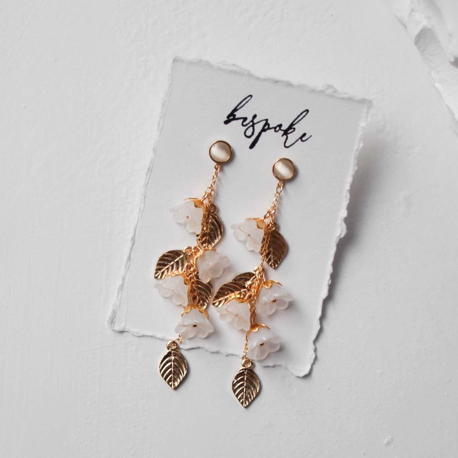 Elfenbeinfarbene Glasblüten Ohrringe Goldblätter, Tigerauge Ohrstecker von bespokebridalshop