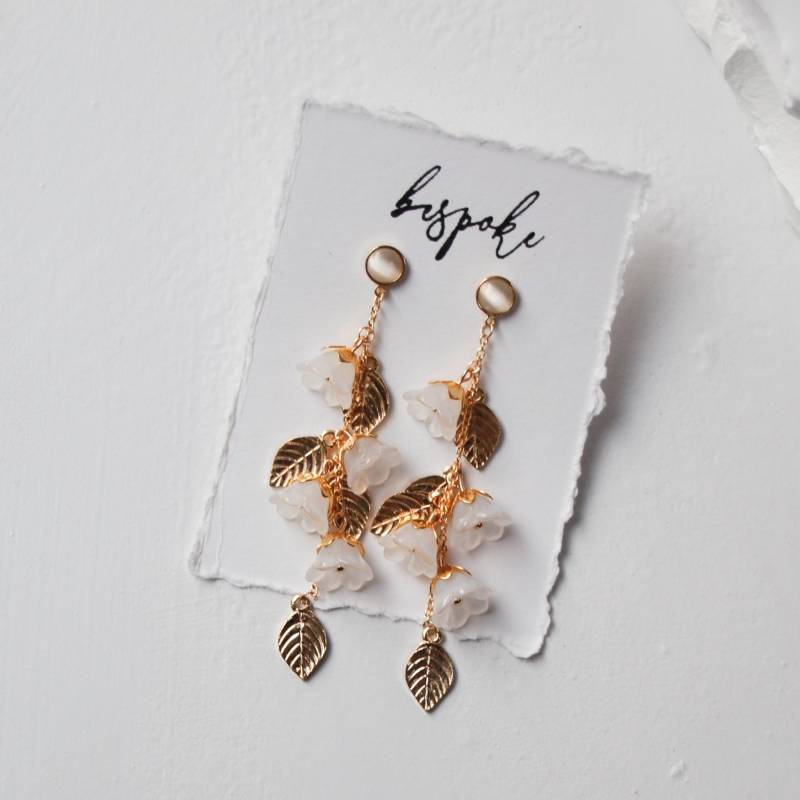 Elfenbeinfarbene Glasblüten Ohrringe Goldblätter, Tigerauge Ohrstecker von bespokebridalshop