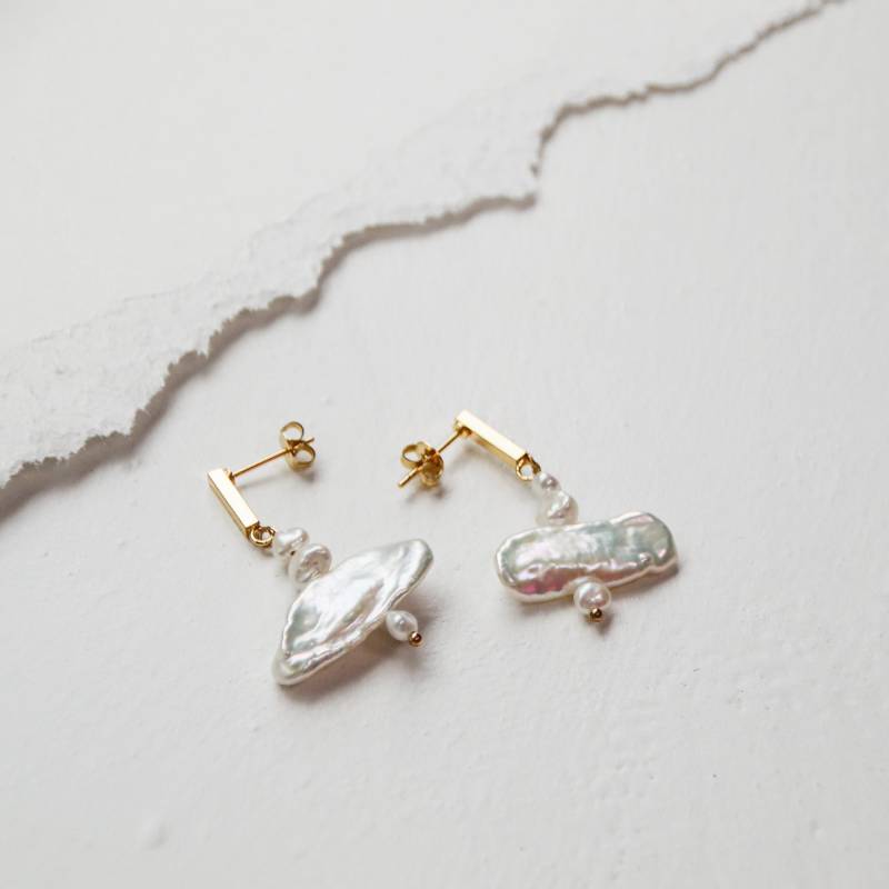 Keshi Perlenohrringe Moderne Goldohrstecker, Brautschmuck von bespokebridalshop