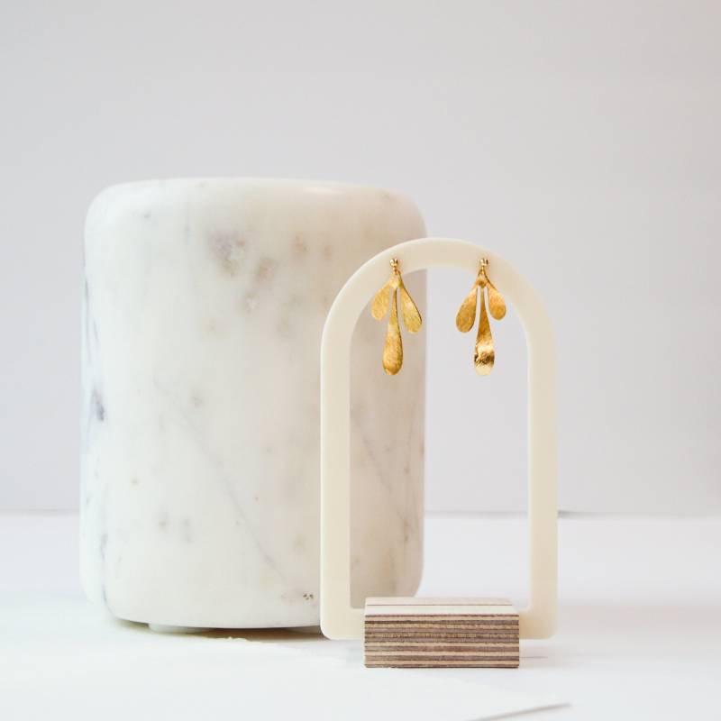 "Ohrringe "Blatt-Gold" Zweig-Ohrstecker Aus Gebürstetem Messing." von bespokebridalshop