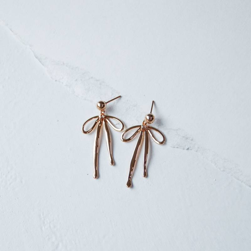 Gold Schleifen Ohrringe Skurrile Ohrringe, 14K Filled Ohrstecker von bespokebridalshop