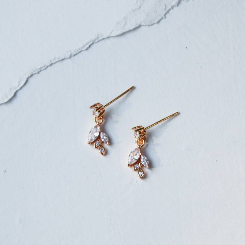 Kleine Strass Blatt Ohrringe von bespokebridalshop