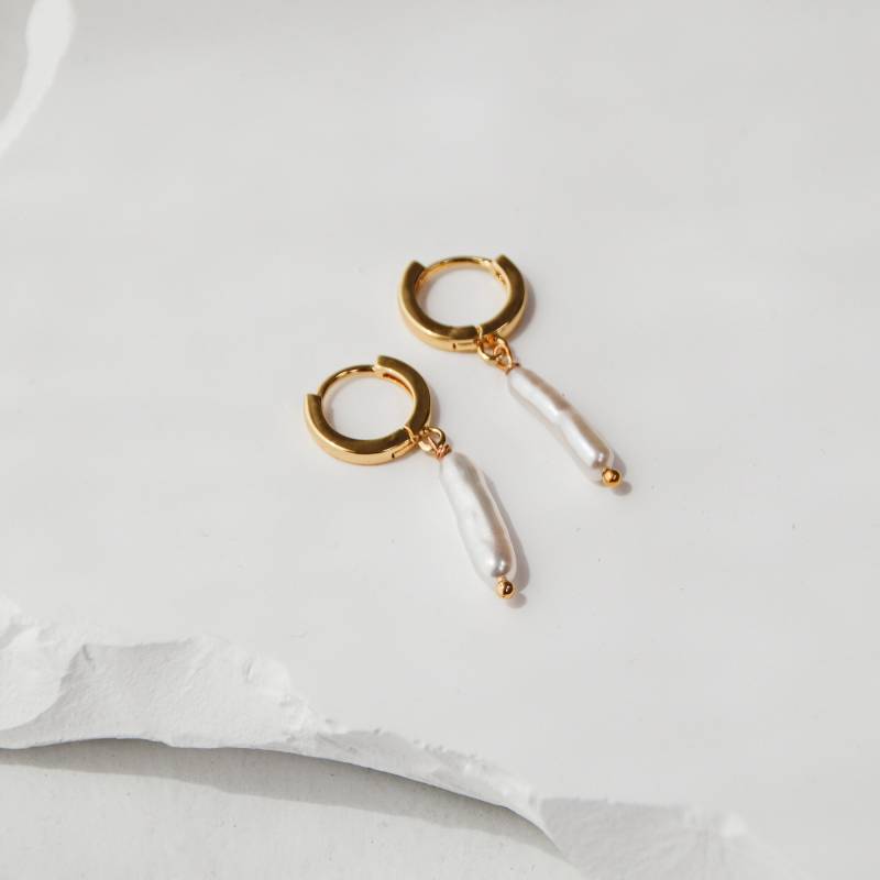 18K Vergoldete Huggie Ohrringe Tropfenförmige Süßwasserperle Ohrhänger von bespokebridalshop