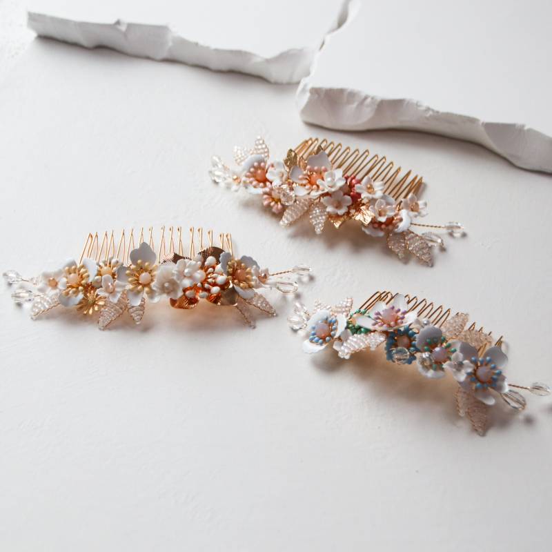 Mittsommerlicher Braut Haarkamm Emaille Blüten, Perlen Blätter, Achat Edelsteine von bespokebridalshop