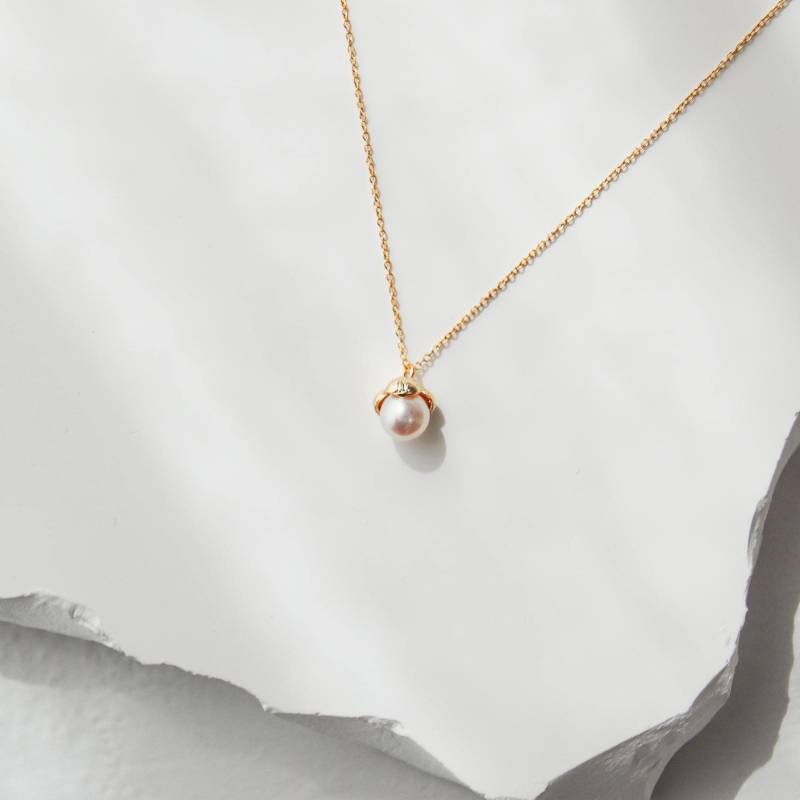 Perlen Eichel Anhänger Vergoldete Kette, Skurriler Schmuck von bespokebridalshop