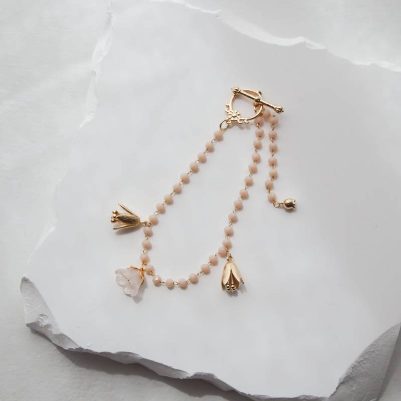 Pfirsichblüten Armband | Rosa Perlen-Bettelarmband Mit Zierlichen Blumendetails von bespokebridalshop