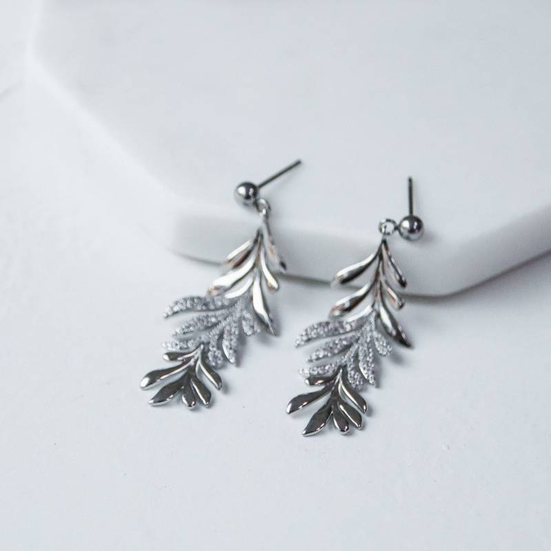 Silber Blatt Anhänger Ohrringe von bespokebridalshop