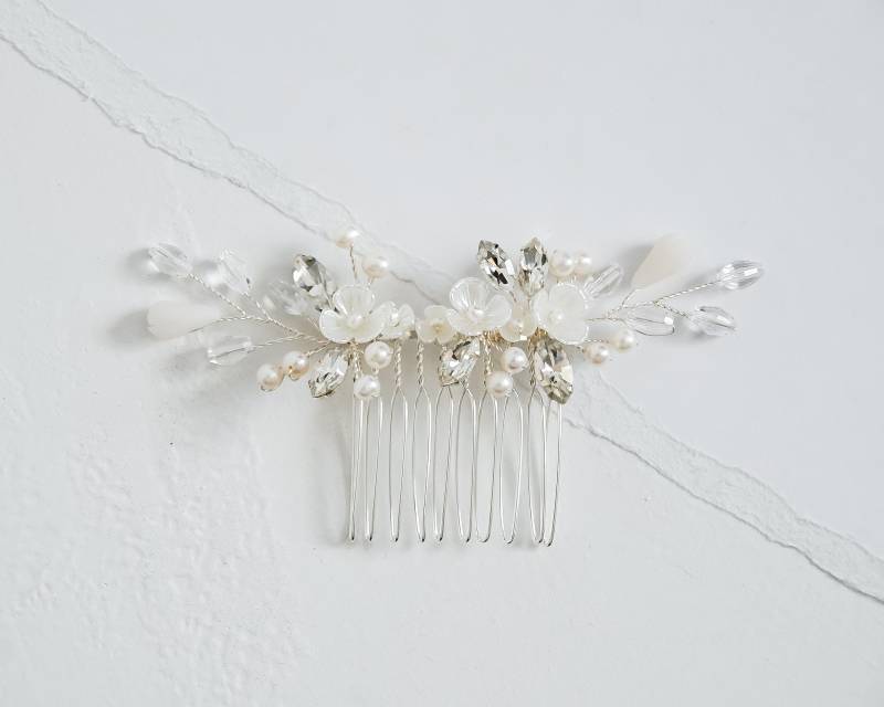 streublumen-Knospe Haarkamm Elfenbeinfarbener Und Durchscheinender Braut Haarclip in Silber Mit Süßwasserperlen von bespokebridalshop