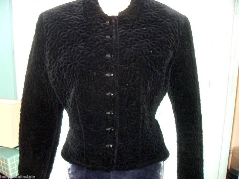 Black Velvet Taillenjacke Mit Einzigartiger Steppung Und Geschnitzten Knöpfen Hollywood Black Velvet Taillenjacke Mit Einzigartiger Steppung Und Geschnitzten Knöpfen Hollywood von bestpersonalstyle