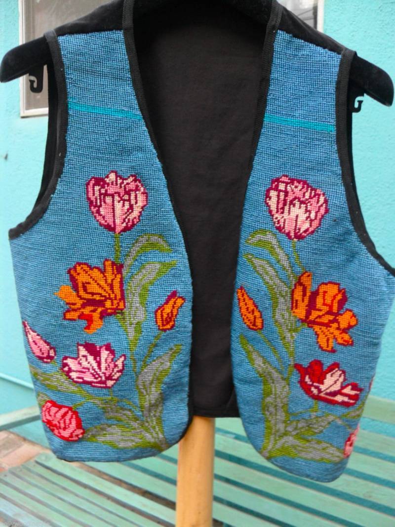 Boho Needlepoint Weste Mit Schwarzem Samtrücken, Paisley Seidenfutter-Deadstock Boho Needlepoint Weste Mit Schwarzem Samtrücken, Paisley Seidenfutter-Deadstock von bestpersonalstyle