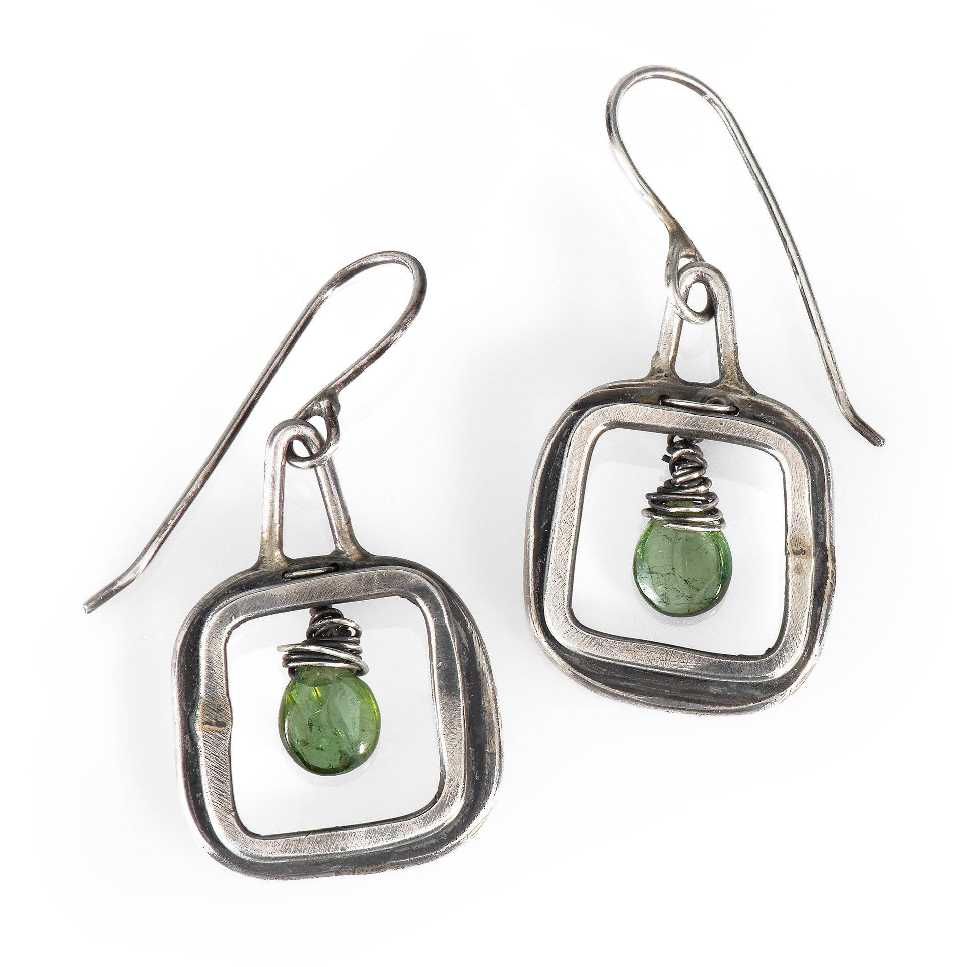 Fenster Mit Grünem Turmalin - Geschmiedete Silber Ohrringe Und Edelstein Einzigartige Statement von bethaimeejewelry