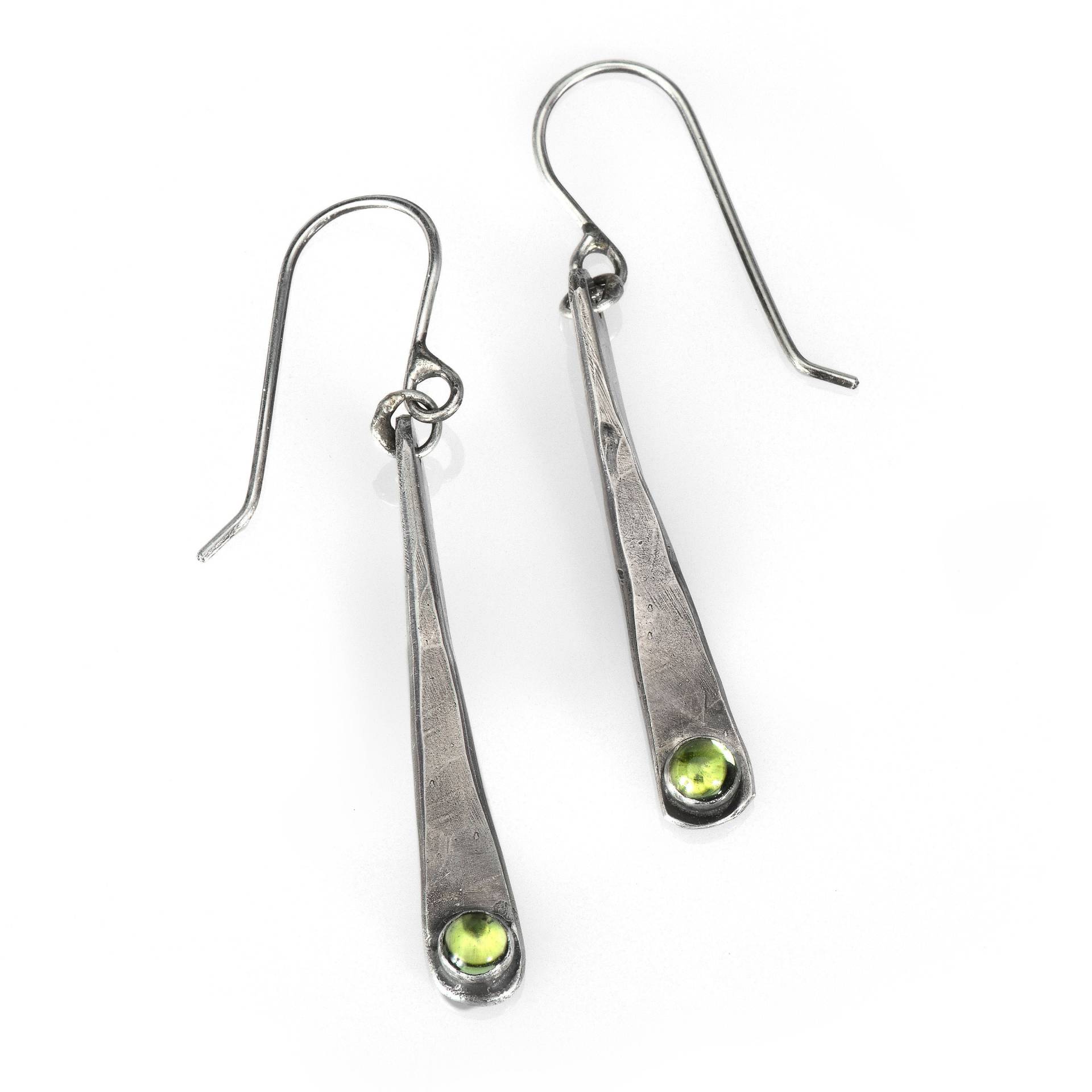Gehämmerte Silber Ohrringe Mit Peridot Edelsteinen von bethaimeejewelry
