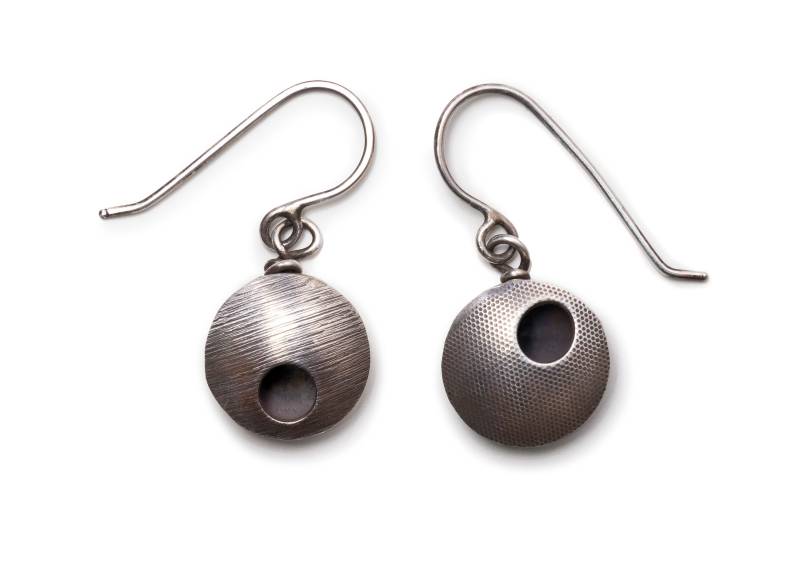 Kugeln - Ohrringe Geschmiedet Sterling Silber Gehämmert Strukturiert Mismatched Ohrhänger Geschenk Für Frau Sphären Skurril von bethaimeejewelry