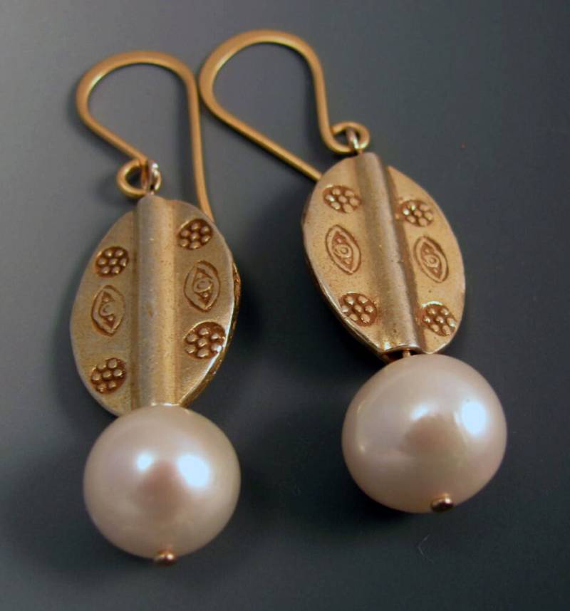 Atemberaubende Ohrringe Mit Riesigen Weißen Perlen Und Vermeil von bethwicker