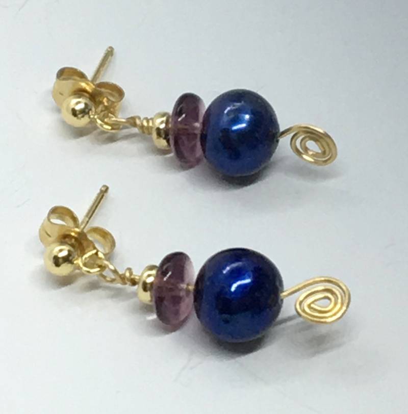 Royal Curls - Königsblaue Perlen Mit Amethysten Und Goldenen Locken Ohrringen von bethwicker