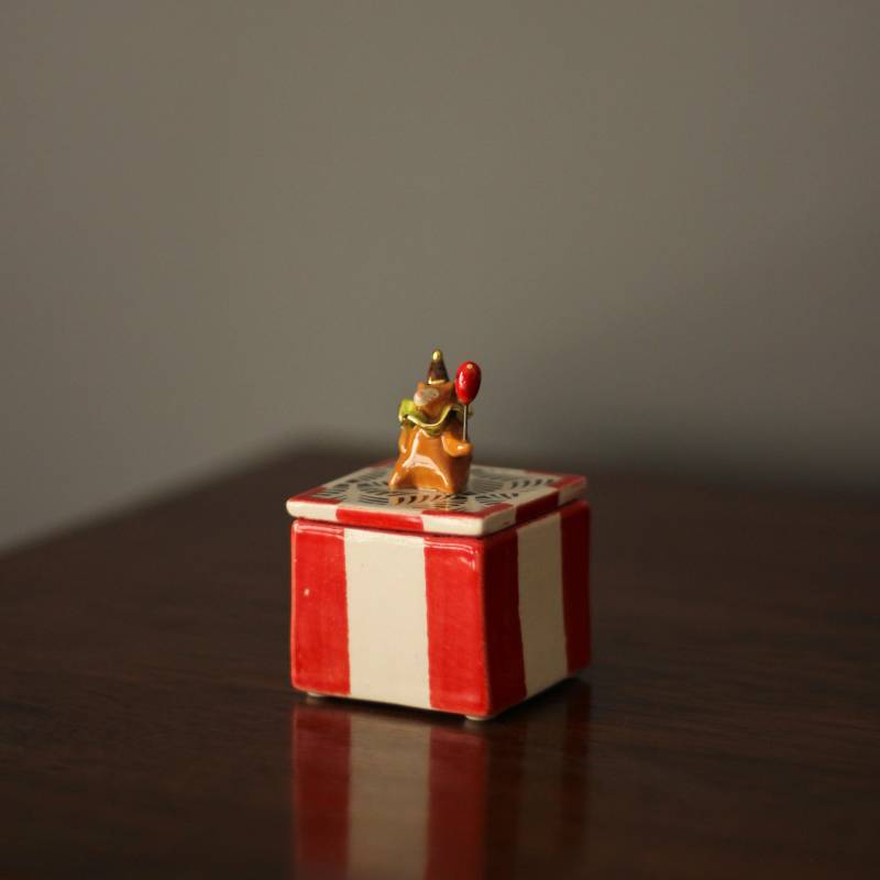 Keramik Box Mit Zirkus Bär - Handgemachte Haus Schmuckschatulle von beticeramic
