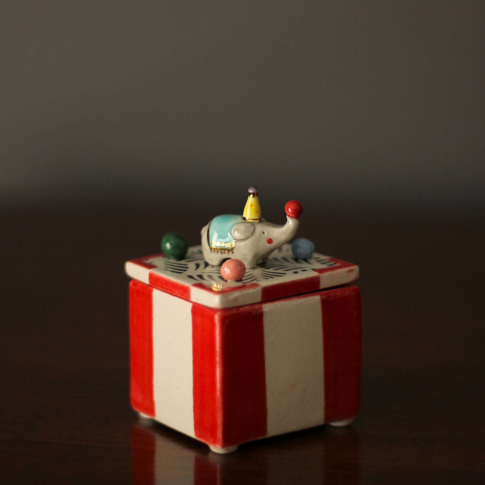 Keramik Box Mit Zirkus Elefant - Handgemachte Haus Schmuckschatulle von beticeramic