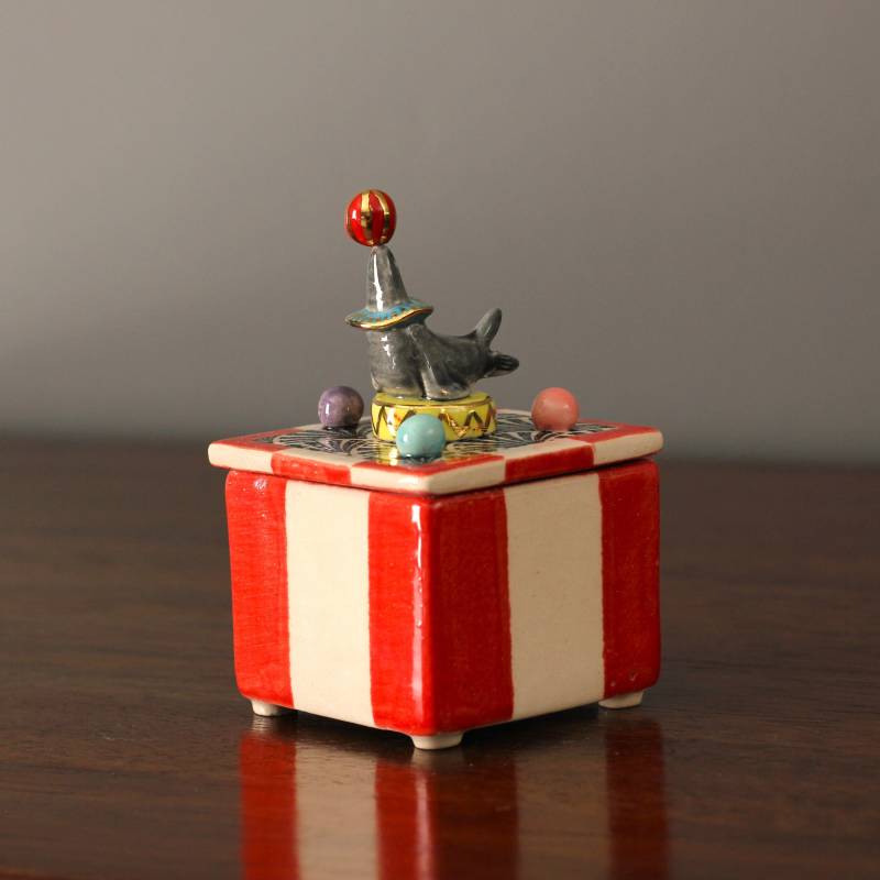 Keramikdose Mit Zirkus Siegel - Handgefertigte Schmuckschatulle Aus Keramik von beticeramic