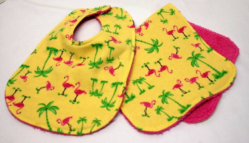 Baby Mädchen Lätzchen Und Spucktuch, Shower Geschenk Rosa Flamingos Grüne Palmen Auf Gelb von beyondquilts