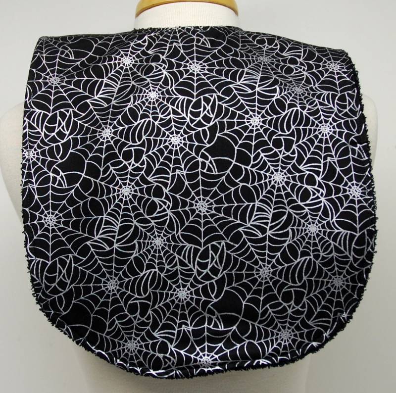 Halloween-Jugend/Junior Unisex Lätzchen, Zbraellelähmung, Sabbern, Epilepsie, Krampfanfall, 35 cm. Halsöffnung Silberne Stege Auf Schwarz von beyondquilts