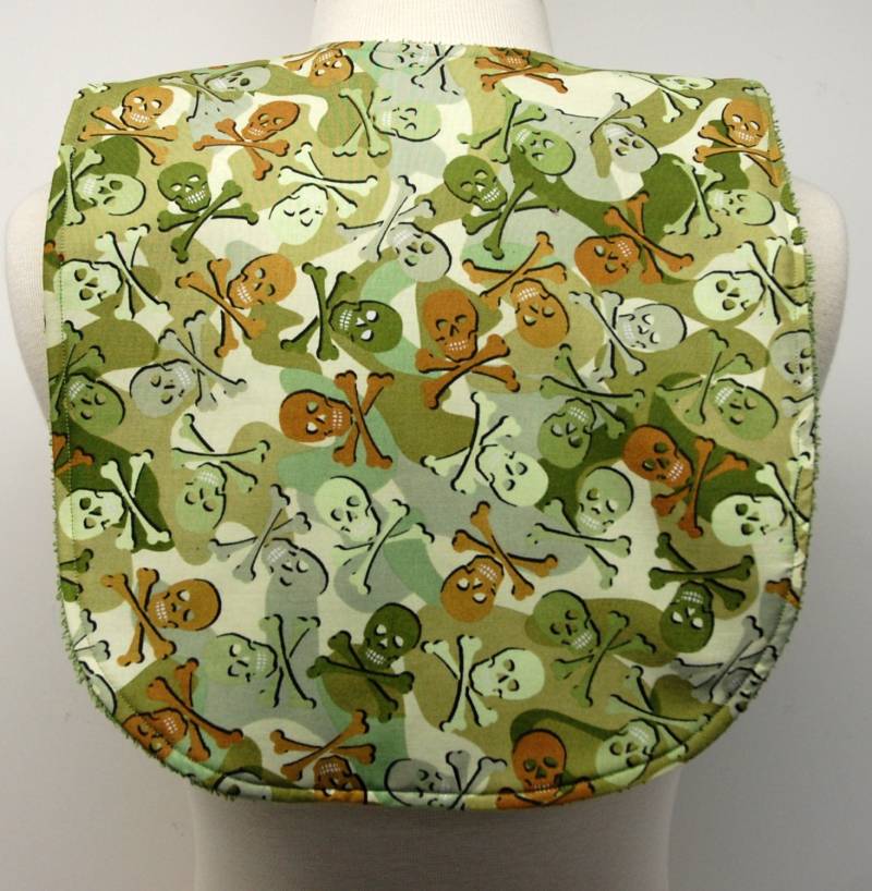 Jugend/Junior-Lätzchen, Für Besondere Bedürfnisse, Zhirnlähmung, 14-Zoll Halsöffnung Grüne Und Hellbraune Camo-Schädel von beyondquilts